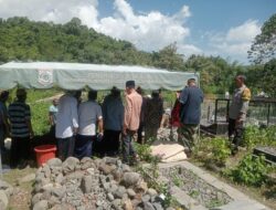 Bhabinkamtibmas Desa Beru Turut dalam Pemakaman Warga di Desa Binaannya