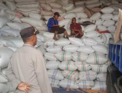 Sat Binmas Polres Bima Kota Himbau Pengatur Lalu Lintas di Depan Gudang Pelabuhan Bima Atur Keluar Masuk Truk agar Tak Ganggu Jalan Umum