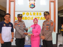 Sambut Hari Buku, Ketua Bhayangkari Cabang Lombok Utara Sumbangkan Buku Karya Ilmiahnya