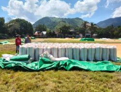 Dukung Program Ketahanan Pangan, Bhabinkamtibmas Desa Sawe Pantau Langsung Proses Jemur Jagung Milik Warga
