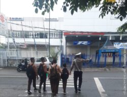 Sat Lantas Polres Bima Kota Laksanakan Kegiatan Rawan Pagi, Bantu Anak Sekolah Menyeberang Jalan