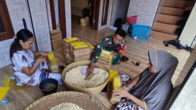 Babinsa dan Perajin Tempe Bahas Kendala Produksi di Sekarbela