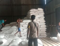 Bhabinkamtibmas Polsek Woja Kawal Ketat Droping Jagung Petani ke Bulog Silo Manggelewa
