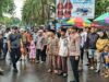 Di Tengah Hujan Deras, Polsek Dompu Amankan Keberangkatan Jamaah Haji Kloter 12 dengan Penuh Haru