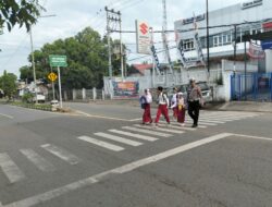 Sat Lantas Polres Bima Kota Laksanakan Rawan Pagi, Bantu Anak Sekolah dan Pejalan Kaki Menyeberang Jalan