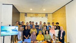 Bhabinkamtibmas Desa Sekongkang Bawah bersama Tiga Pilar dan Masyarakat “Ngopi Desa”, Bahas Penguatan Pariwisata dan Keamanan Wisatawan