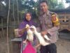 Dukung Wirausaha Warga Binaan, Bhabinkamtibmas Desa Sermong Komitmen Bantu Bibit Ternak Bebek Petelur