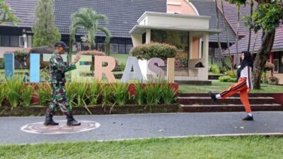 Babinsa Gunungsari Latih Paskibra, Dukung An Natasya ke Seleksi Nasional