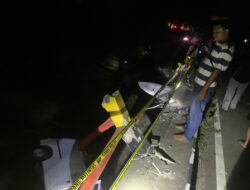 Mobil Ekspedisi Terjun ke Sungai, Polsek Kayangan Respon Cepat Olah TKP Kecelakaan