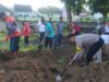 Bhabinkamtibmas Desa Manemeng Bersama Pemerintah Kecamatan Gotong Royong Membuat Kebun PKK/P2L