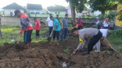 Bhabinkamtibmas Desa Manemeng Bersama Pemerintah Kecamatan Gotong Royong Membuat Kebun PKK/P2L