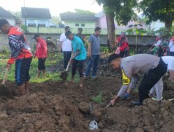 Bhabinkamtibmas Desa Manemeng Bersama Pemerintah Kecamatan Gotong Royong Membuat Kebun PKK/P2L