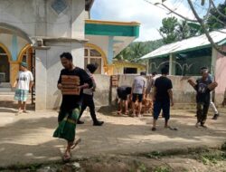 Bakti Religi Polri: Polsek Sekotong Bersihkan Masjid Dusun Taman Sejati