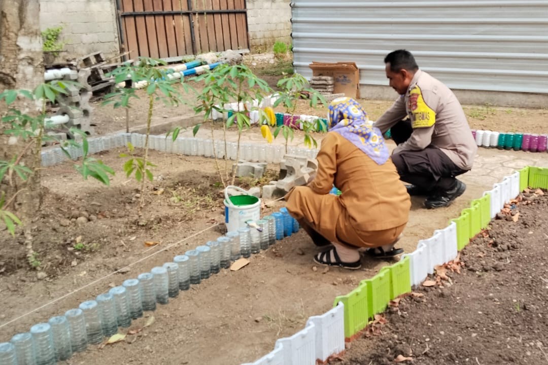 Bhabinkamtibmas Lembar Selatan Dorong Warga Kelola Lahan Pekarangan