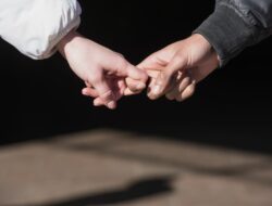 Kenapa Masih Bertahan, Padahal Disakiti Terus?