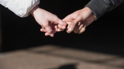 Kenapa Masih Bertahan, Padahal Disakiti Terus?