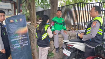 Lombok Barat, NTB – Kepolisian Resor Lombok Barat (Polres Lobar) menunjukkan komitmennya dalam menjaga kesehatan dan kesejahteraan Masyarakat. Khususnya para pengemudi ojek online (ojol), melalui kegiatan pemeriksaan kesehatan dan pemberian vitamin gratis. Inisiatif SI DOKKES Polres Lombok Barat Kapolres Lombok Barat, Polda NTB, AKBP Yasmara Harahap, S.I.K., melalui Kepala Bagian Sumber Daya Manusia (Kabag SDM), AKP Dewi Komalasari, S.H., mengatakan bahwa program pemeriksaan kesehatan gratis ini diinisiasi oleh Bidang Kedokteran dan Kesehatan (Dokkes) Polres Lombok Barat. Dengan fokus utama pada kelompok masyarakat yang memiliki mobilitas tinggi dan rentan terhadap berbagai risiko kesehatan. "Kami ingin memastikan bahwa para pengemudi ojek online, sebagai salah satu garda terdepan perekonomian digital, tetap dalam kondisi prima," ujar Kepala Bagian Sumber Daya Manusia (Kabag SDM) Polres Lombok Barat, AKP Dewi Komalasari, S.H. Kegiatan ini secara spesifik dilaksanakan pada Kamis (12/6/2025), dipusatkan di area yang mudah dijangkau oleh para pengemudi ojek online di wilayah Lombok Barat. Antusiasme terlihat dari kehadiran para peserta yang berbondong-bondong untuk memeriksakan kondisi kesehatan mereka. Manfaat Langsung bagi Pengemudi Ojek Online Dalam kegiatan ini, para pengemudi ojek online mendapatkan beragam layanan kesehatan, termasuk pemeriksaan tekanan darah, cek gula darah, serta konsultasi kesehatan singkat dengan tenaga medis dari Dokkes Polres Lombok Barat. Selain itu, mereka juga diberikan suplemen vitamin untuk menjaga daya tahan tubuh, terutama mengingat intensitas kerja yang tinggi di jalan raya. "Kami sangat terbantu dengan adanya program seperti ini. Kadang kami tidak sempat memeriksakan kesehatan karena sibuk bekerja," tutur salah satu pengemudi ojek online yang enggan disebutkan namanya. "Pemberian vitamin juga sangat bermanfaat, apalagi di musim pancaroba seperti sekarang." Target dan Dampak Positif Pada kesempatan ini, Polres Lombok Barat menargetkan setidaknya 25 orang pengemudi ojek online dapat terlayani. Angka ini diharapkan dapat terus meningkat pada kegiatan serupa di masa mendatang. AKP Dewi Komalasari menambahkan bahwa target 25 orang ini adalah awal. “Kami berharap kegiatan ini dapat menjadi agenda rutin dan menjangkau lebih banyak lapisan masyarakat di kemudian hari,” imbuhnya. Inisiatif seperti ini tidak hanya mencerminkan peran kepolisian dalam menjaga keamanan dan ketertiban, tetapi juga menunjukkan kepedulian terhadap aspek kesehatan dan kesejahteraan sosial. Dengan kondisi fisik yang prima, para pengemudi ojek online diharapkan dapat menjalankan profesi mereka dengan lebih optimal, yang pada akhirnya akan berdampak positif pada stabilitas ekonomi lokal. Komitmen Polres Lombok Barat untuk Masyarakat Kegiatan bakti kesehatan ini merupakan salah satu dari sekian banyak program sosial yang digalakkan oleh Polres Lombok Barat. Komitmen untuk selalu hadir dan memberikan pelayanan terbaik kepada masyarakat adalah pijakan utama. Melalui program SI DOKKES, Polres Lombok Barat berharap dapat terus berkontribusi dalam menciptakan masyarakat yang sehat dan produktif. "Ini adalah wujud nyata kepedulian kami terhadap masyarakat. Kami ingin Polri tidak hanya dilihat sebagai penegak hukum, tetapi juga sebagai sahabat masyarakat yang peduli terhadap kesejahteraan mereka," pungkas AKP Dewi Komalasari. Dengan berlanjutnya program-program kemanusiaan seperti ini, diharapkan sinergi antara kepolisian dan masyarakat dapat semakin erat. Menciptakan lingkungan yang lebih aman, sehat, dan sejahtera bagi seluruh warga Lombok Barat.