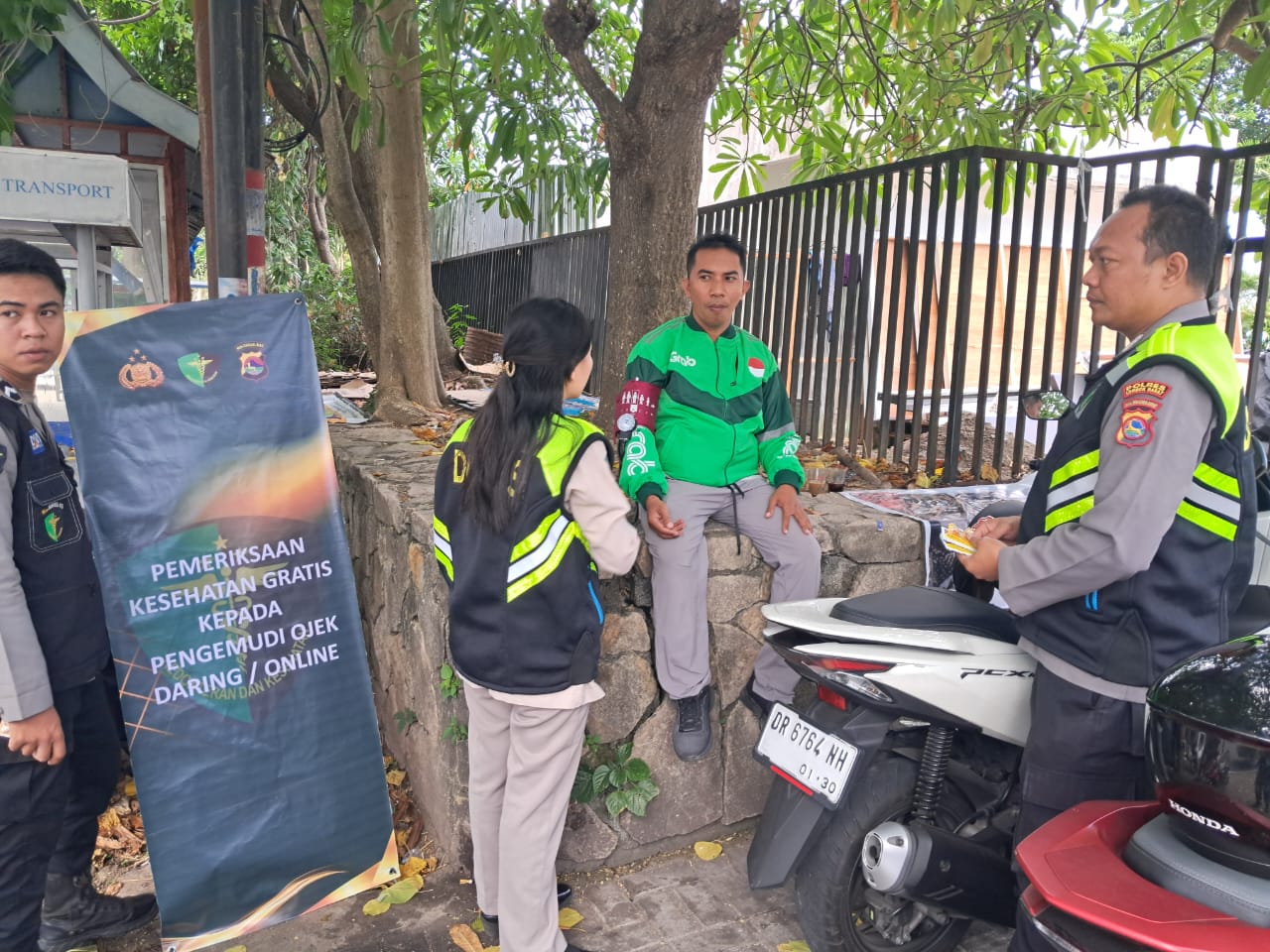 Lombok Barat, NTB – Kepolisian Resor Lombok Barat (Polres Lobar) menunjukkan komitmennya dalam menjaga kesehatan dan kesejahteraan Masyarakat. Khususnya para pengemudi ojek online (ojol), melalui kegiatan pemeriksaan kesehatan dan pemberian vitamin gratis. Inisiatif SI DOKKES Polres Lombok Barat Kapolres Lombok Barat, Polda NTB, AKBP Yasmara Harahap, S.I.K., melalui Kepala Bagian Sumber Daya Manusia (Kabag SDM), AKP Dewi Komalasari, S.H., mengatakan bahwa program pemeriksaan kesehatan gratis ini diinisiasi oleh Bidang Kedokteran dan Kesehatan (Dokkes) Polres Lombok Barat. Dengan fokus utama pada kelompok masyarakat yang memiliki mobilitas tinggi dan rentan terhadap berbagai risiko kesehatan. "Kami ingin memastikan bahwa para pengemudi ojek online, sebagai salah satu garda terdepan perekonomian digital, tetap dalam kondisi prima," ujar Kepala Bagian Sumber Daya Manusia (Kabag SDM) Polres Lombok Barat, AKP Dewi Komalasari, S.H. Kegiatan ini secara spesifik dilaksanakan pada Kamis (12/6/2025), dipusatkan di area yang mudah dijangkau oleh para pengemudi ojek online di wilayah Lombok Barat. Antusiasme terlihat dari kehadiran para peserta yang berbondong-bondong untuk memeriksakan kondisi kesehatan mereka. Manfaat Langsung bagi Pengemudi Ojek Online Dalam kegiatan ini, para pengemudi ojek online mendapatkan beragam layanan kesehatan, termasuk pemeriksaan tekanan darah, cek gula darah, serta konsultasi kesehatan singkat dengan tenaga medis dari Dokkes Polres Lombok Barat. Selain itu, mereka juga diberikan suplemen vitamin untuk menjaga daya tahan tubuh, terutama mengingat intensitas kerja yang tinggi di jalan raya. "Kami sangat terbantu dengan adanya program seperti ini. Kadang kami tidak sempat memeriksakan kesehatan karena sibuk bekerja," tutur salah satu pengemudi ojek online yang enggan disebutkan namanya. "Pemberian vitamin juga sangat bermanfaat, apalagi di musim pancaroba seperti sekarang." Target dan Dampak Positif Pada kesempatan ini, Polres Lombok Barat menargetkan setidaknya 25 orang pengemudi ojek online dapat terlayani. Angka ini diharapkan dapat terus meningkat pada kegiatan serupa di masa mendatang. AKP Dewi Komalasari menambahkan bahwa target 25 orang ini adalah awal. “Kami berharap kegiatan ini dapat menjadi agenda rutin dan menjangkau lebih banyak lapisan masyarakat di kemudian hari,” imbuhnya. Inisiatif seperti ini tidak hanya mencerminkan peran kepolisian dalam menjaga keamanan dan ketertiban, tetapi juga menunjukkan kepedulian terhadap aspek kesehatan dan kesejahteraan sosial. Dengan kondisi fisik yang prima, para pengemudi ojek online diharapkan dapat menjalankan profesi mereka dengan lebih optimal, yang pada akhirnya akan berdampak positif pada stabilitas ekonomi lokal. Komitmen Polres Lombok Barat untuk Masyarakat Kegiatan bakti kesehatan ini merupakan salah satu dari sekian banyak program sosial yang digalakkan oleh Polres Lombok Barat. Komitmen untuk selalu hadir dan memberikan pelayanan terbaik kepada masyarakat adalah pijakan utama. Melalui program SI DOKKES, Polres Lombok Barat berharap dapat terus berkontribusi dalam menciptakan masyarakat yang sehat dan produktif. "Ini adalah wujud nyata kepedulian kami terhadap masyarakat. Kami ingin Polri tidak hanya dilihat sebagai penegak hukum, tetapi juga sebagai sahabat masyarakat yang peduli terhadap kesejahteraan mereka," pungkas AKP Dewi Komalasari. Dengan berlanjutnya program-program kemanusiaan seperti ini, diharapkan sinergi antara kepolisian dan masyarakat dapat semakin erat. Menciptakan lingkungan yang lebih aman, sehat, dan sejahtera bagi seluruh warga Lombok Barat.