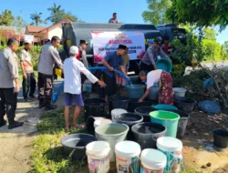 Dampak Kemarau, Polres Lombok Barat Bantu Warga Kesambik Rempek dengan Air Bersih