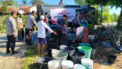 Polres Lombok Barat Salurkan 5.000 Liter Air Bersih, Wujud Kepedulian di Hari Bhayangkara Ke-79
