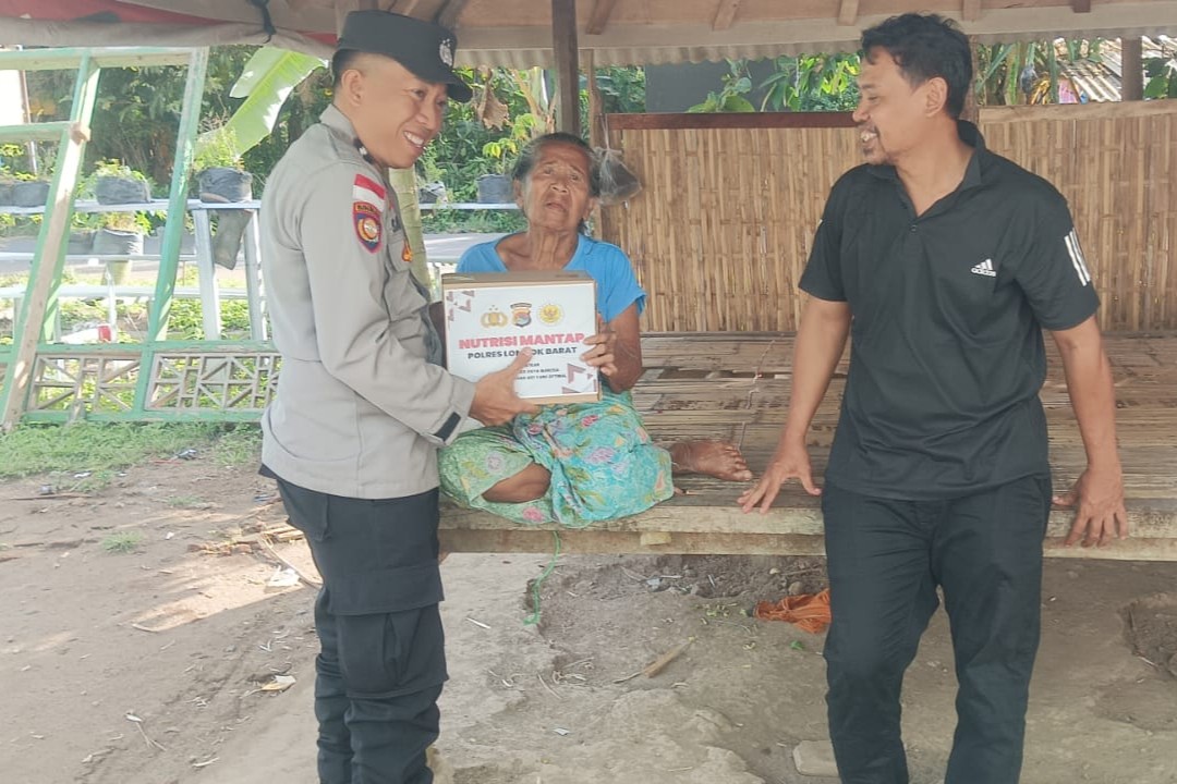 Polsek Sekotong Salurkan Bantuan Nutrisi di Dusun Sayong