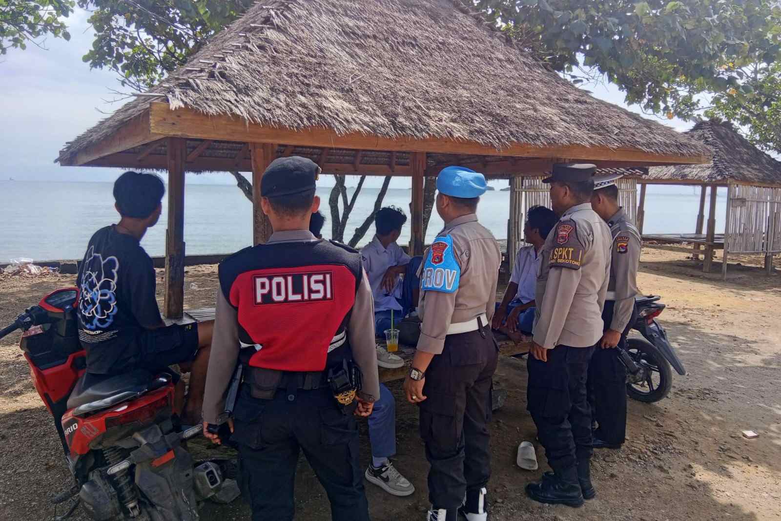 Lombok Barat, NTB – Kepolisian Sektor Sekotong, Polres Lombok Barat, Polda NTB, terus menunjukkan komitmennya dalam menjaga stabilitas keamanan dan ketertiban masyarakat (kamtibmas). Upaya ini diwujudkan melalui giat patroli rutin yang menyasar obyek vital dan obyek wisata, salah satunya Pantai Kemos di Desa Sekotong Barat. Kegiatan ini bertujuan utama untuk mengantisipasi tindak kriminalitas 3C (Curas, Curat, Curanmor) serta berbagai potensi gangguan kamtibmas lainnya. Patroli Rutin Demi Rasa Aman Pengunjung dan Pengelola Wisata Pada Senin, 2 Juni 2025, sekitar pukul 12.30 WITA hingga selesai, Personel Polsek Sekotong melaksanakan patroli intensif di Pantai Kemos yang menjadi salah satu destinasi favorit di wilayah Sekotong menjadi fokus utama kegiatan ini, Senin (2/6/2025). Kapolres Lombok Barat, Polda NTB, AKBP Yasmara Harahap, S.I.K., melalui Kapolsek Sekotong Iptu I Ketut Suriarta, S.H., M.I.Kom., menegaskan bahwa selain pengawasan terhadap potensi tindak kejahatan, patroli juga difokuskan untuk memberikan rasa aman dan nyaman bagi masyarakat serta para pengelola obyek wisata. "Kami secara rutin melaksanakan patroli di obyek vital dan obyek wisata. Ini adalah bentuk kehadiran polisi di tengah masyarakat, memastikan bahwa mereka dapat beraktivitas dengan tenang dan aman," ujar Iptu I Ketut Suriarta, S.H., M.I.Kom., saat ditemui secara terpisah. Kapolsek menambahkan bahwa kegiatan ini bukan hanya sekadar patroli fisik, tetapi juga sebagai sarana komunikasi dua arah antara kepolisian dan masyarakat. Edukasi dan Himbauan untuk Kewaspadaan Bersama Dalam pelaksanaannya, personel Polsek Sekotong tidak hanya melakukan pengawasan, tetapi juga aktif memberikan himbauan kepada masyarakat dan pengelola obyek wisata Pantai Kemos. Himbauan tersebut mencakup pentingnya untuk selalu waspada terhadap lingkungan sekitar dan mewaspadai perubahan cuaca ekstrem yang dapat terjadi kapan saja. Hal ini mengingat wilayah Sekotong yang juga rentan terhadap dampak cuaca tak menentu, khususnya bagi aktivitas di area pantai. "Kami mengingatkan kepada seluruh masyarakat, khususnya pengelola dan pengunjung Pantai Kemos, untuk selalu meningkatkan kewaspadaan. Perhatikan barang bawaan, dan jangan ragu untuk melapor jika melihat hal-hal yang mencurigakan," jelasnya. Selain itu, kolaborasi dan sinergi dengan aparat kepolisian juga terus digalakkan guna menciptakan sitkamtibmas yang benar-benar kondusif. "Keamanan adalah tanggung jawab kita bersama," tegasnya. Respon Positif dari Masyarakat Kehadiran personel kepolisian di lokasi obyek wisata Pantai Kemos secara langsung dirasakan manfaatnya oleh masyarakat. Banyak yang menyambut baik kegiatan patroli ini karena dapat memberikan rasa aman dan nyaman, terutama di tengah potensi keramaian dan peningkatan aktivitas wisata. "Kami sangat senang dengan adanya patroli dari polisi. Rasanya lebih tenang kalau ada bapak-bapak polisi yang berpatroli di sini, apalagi ini kan tempat wisata, jadi bisa mencegah hal-hal yang tidak diinginkan," ungkap salah seorang pengelola warung di Pantai Kemos yang enggan disebutkan namanya. Respon positif ini menjadi indikasi keberhasilan Polsek Sekotong dalam membangun kepercayaan dan kemitraan dengan masyarakat.