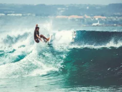 Ombaknya Gila! Surga Para Surfer Ada di NTB