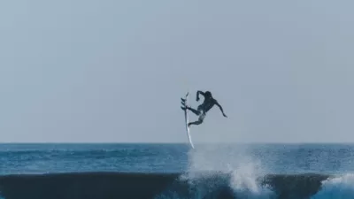 Peselancar Berebut Teluk Ekas: "Heaven on The Planet" Jadi Daya Tarik.