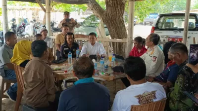 Asisten II Setda NTB, Lalu Moh Faozal, berdialog dengan pelaku wisata dan warga di Teluk Ekas, Kabupaten Lombok Timur.