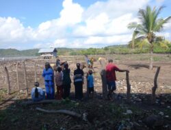 Bhabinkamtibmas Desa Buncu Laksanakan Sambang dan Gotong Royong Pembangunan Arena Pacuan Kuda