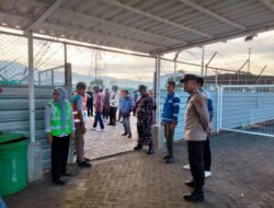 Polsek Kawasan Pelabuhan Laut Bima Laksanakan Pengamanan Embarkasi dan Debarkasi Penumpang KM. AWU