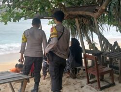 Anggota Piket Polsek Taliwang Laksanakan Patroli Wisata di Pantai Kertasari, Wujudkan Kamtibmas yang Kondusif