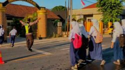 Polsek Seteluk Amankan Pelajar Menyeberang Jalan, Wujudkan Rasa Aman bagi Pelajar