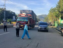 Personel Polsek Rasanae Barat Laksanakan Rawan Pagi, Lancarkan Arus Lalu Lintas dan Jaga Keamanan Pengguna Jalan