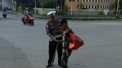 Sat Lantas Polres Bima Kota Laksanakan Rawan Pagi, Bantu Penyeberangan Pejalan Kaki dan Anak Sekolah