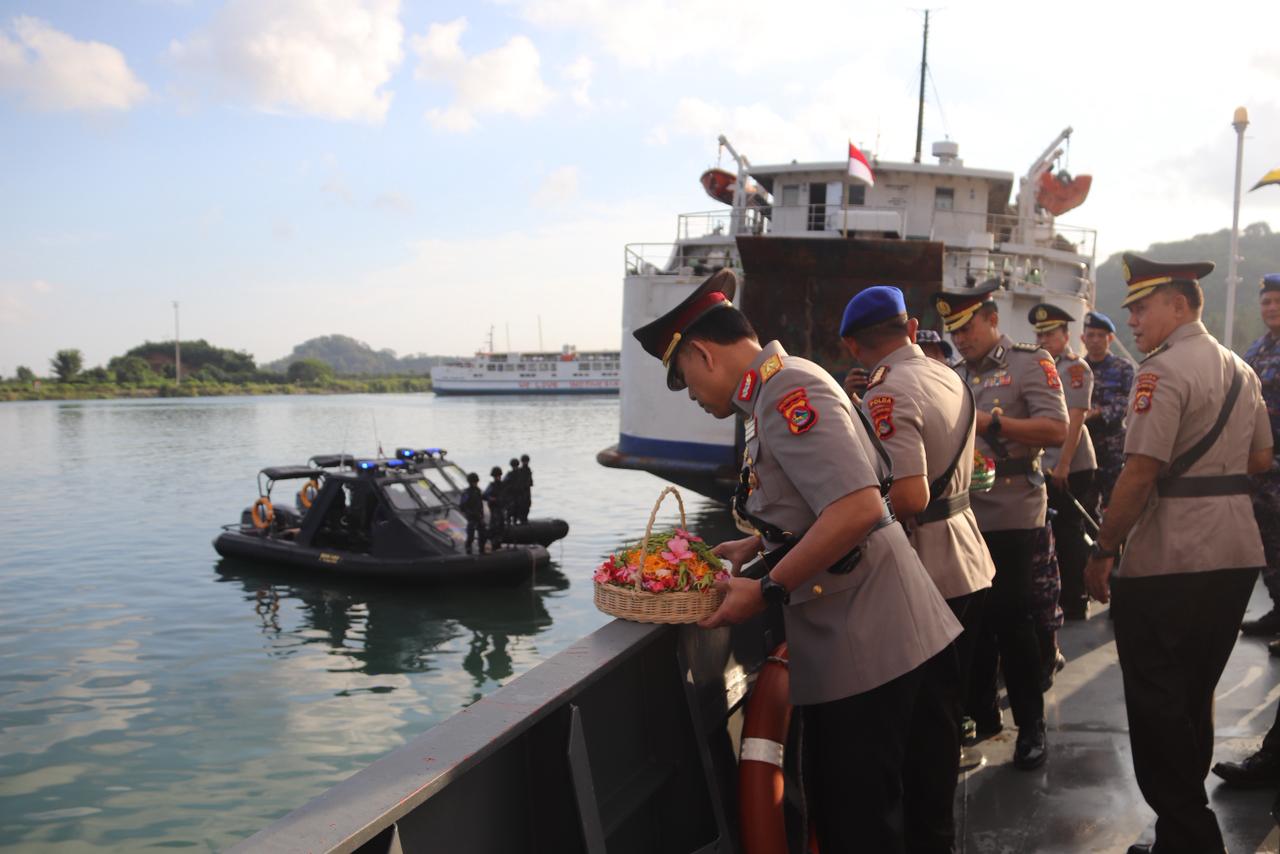 Semangat Bhayangkara Hidup di Laut Lembar: Upacara Tabur Bunga