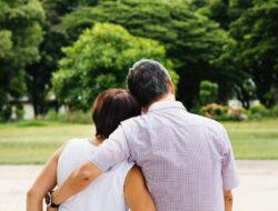 Pacaran dengan Pria Usia Jauh Lebih Tua? Simak Realitanya!