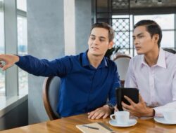 Berhenti Ngerasa Rendah! Ini Cara Bikin Orang Pintar Kagum