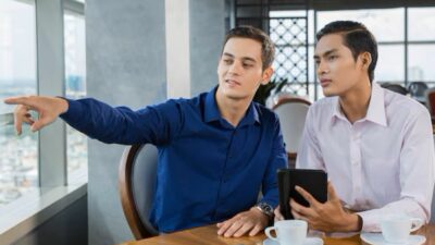 Berhenti Ngerasa Rendah! Ini Cara Bikin Orang Pintar Kagum