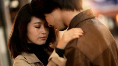 Dingin Tapi Setia, Inilah Gaya Cinta Wanita yang Lebih Dewasa