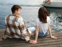 Jenuh Dalam Cinta, Ketika Pasanganmu Lebih Milih Sepi daripada Bicara