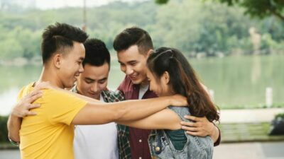 Kenapa Kita Bisa Klik Sama Orang Baru? Ternyata Ini Biangnya!