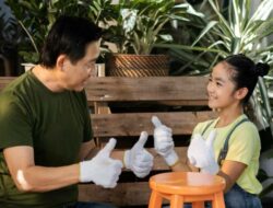 Kebiasaan ini Sepele, Tapi Bukti Didikan Orang Tua Hebat