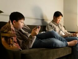 Banyak Orang Tua Salah Kaprah, Jadi Teman Bukan Solusi Anak!