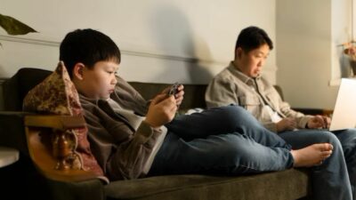 Banyak Orang Tua Salah Kaprah, Jadi Teman Bukan Solusi Anak!