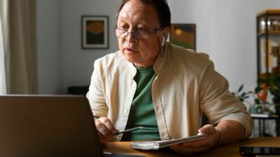 Boomer Kerja Keras, Tapi Tetap Tua dalam Cemas