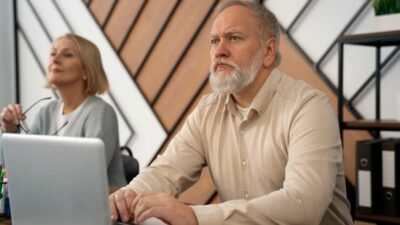 Karyawan Senior Terpinggirkan di Era AI, Kenapa?