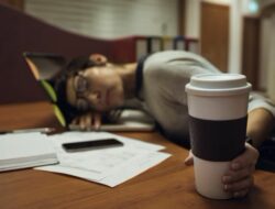 Kopi Aja Nggak Cukup! Begini Cara Waras Lawan Kantuk Ekstrem
