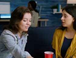 Tersenyum Tapi Menikam, Bahaya Komunikasi Manipulatif