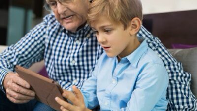 Orang Tua Boomer Gagal Paham Dunia Digital Anak? Ini Buktinya!